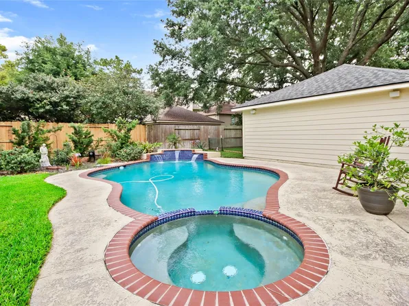 10510 Pearl Dr, Houston, TX 77064