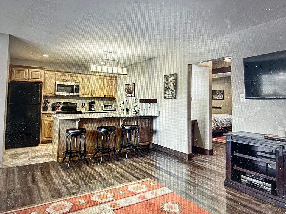 2nd image of 412 S Main St