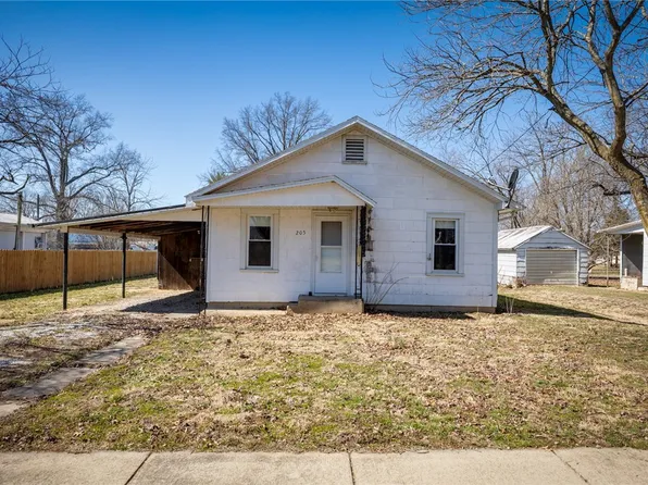 205 S Charles St, Beecher City, IL 62414