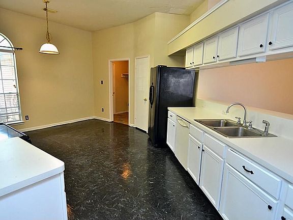 Spacious kitchen with lots of counter space and cabinets