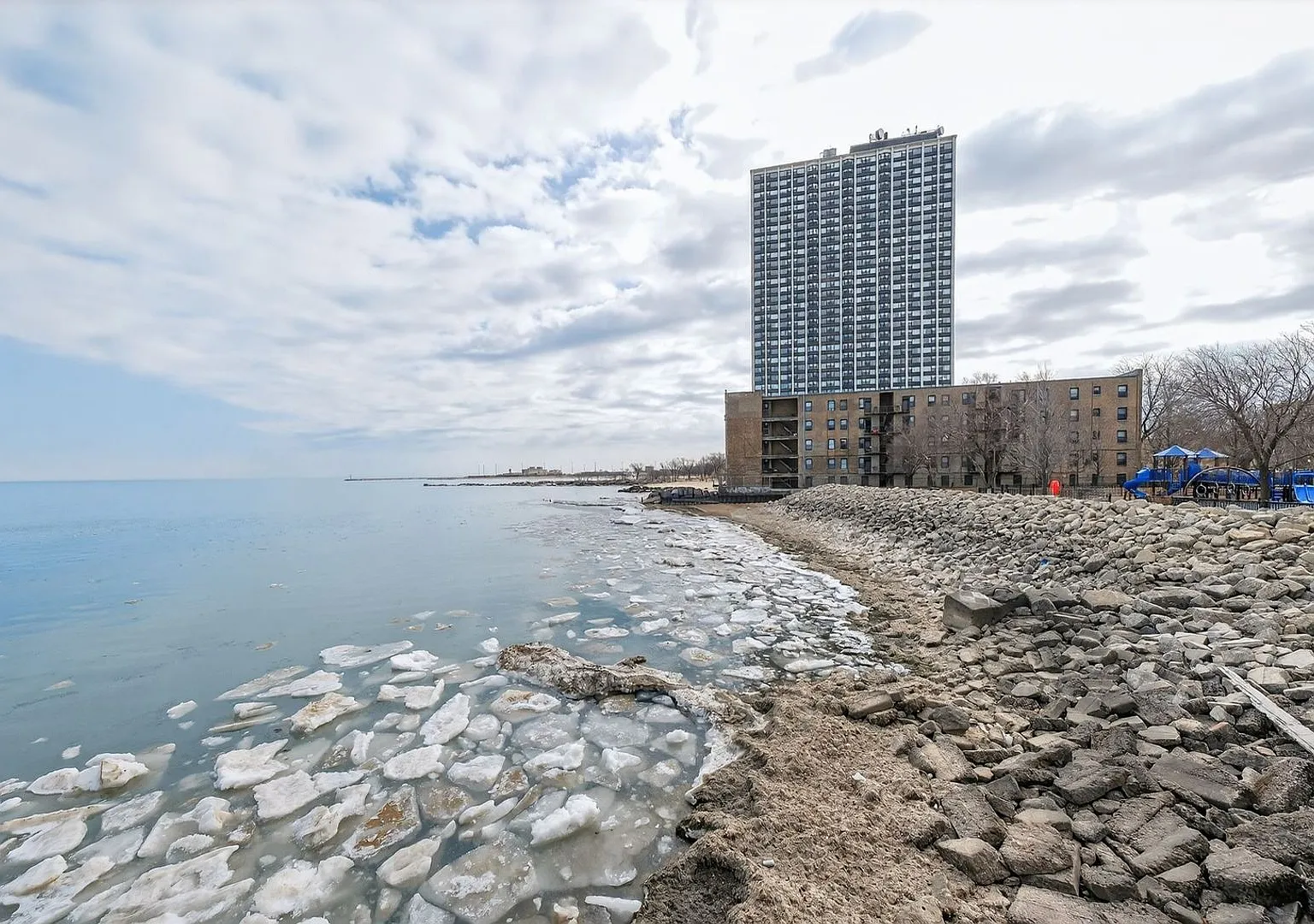 No Move-In Fee / No Deposit (Based On Credit) Lakefront Studio High-Rise Heat & Water Included! — Photo 4
