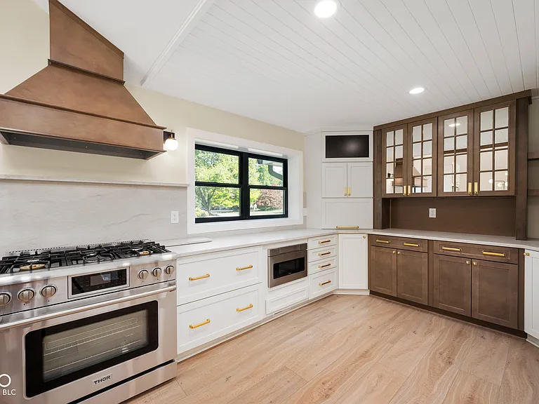 910 Williamsburg Ln — Photo 12
