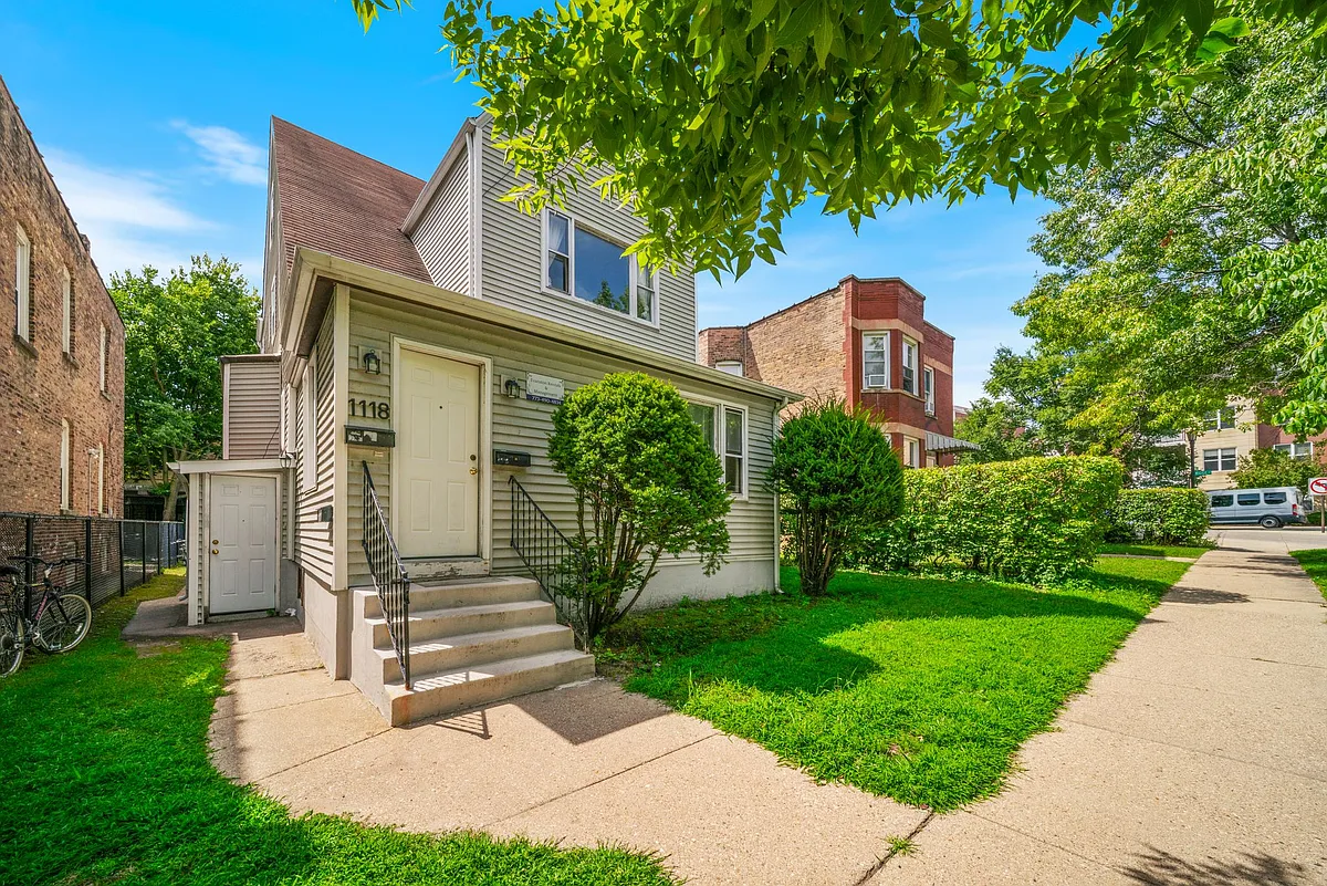 Photo 2 of 17 - 1118 Garnett Pl #1 - Evanston, IL Building Photo - 1118 Garnett Pl #1