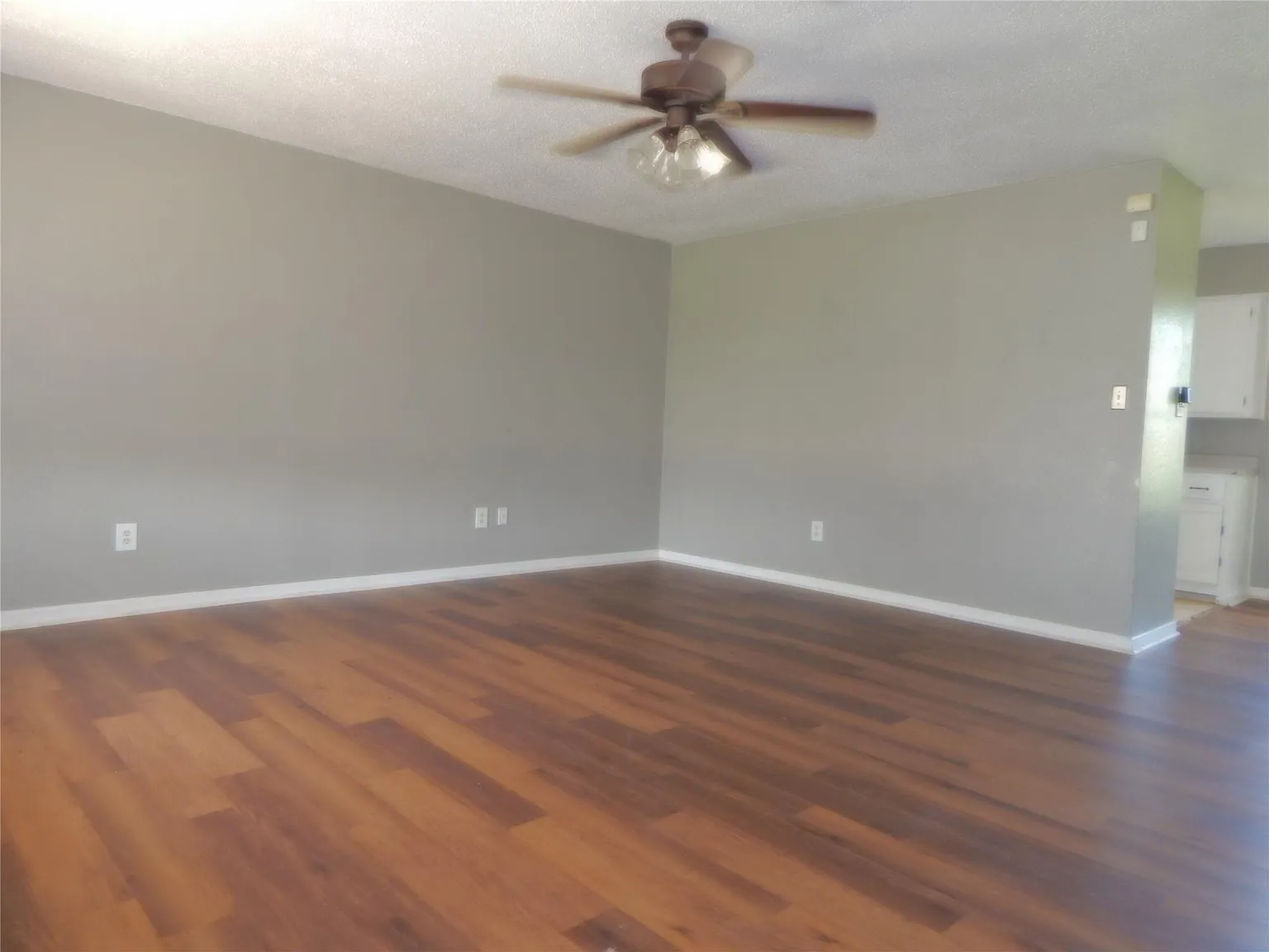 3 bed, 1100 sqft, $1,700 — Photo 2