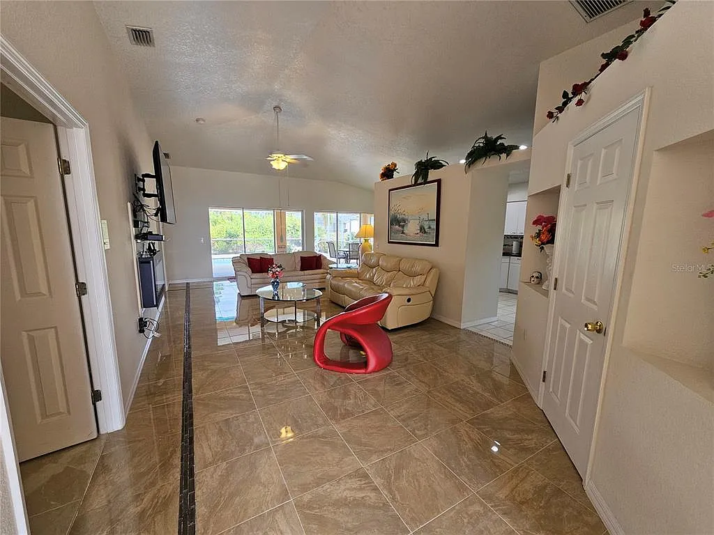 3 bed, 2.0 bath, 1648 sqft, $5,300 — Photo 3