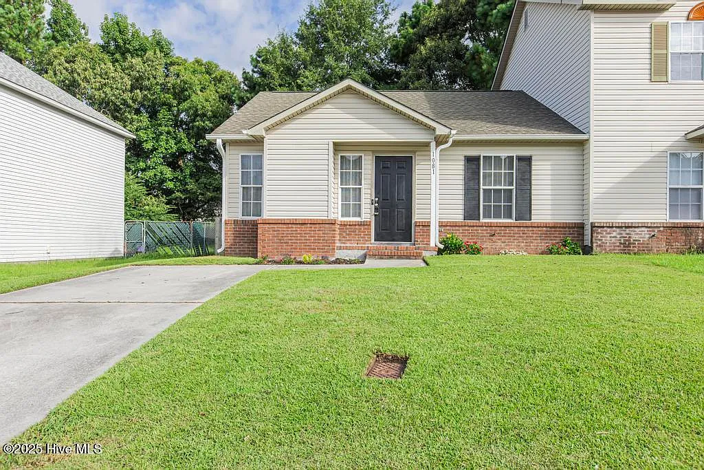 2 bed, 2.0 bath, 882 sqft, $1,300 — Photo 2