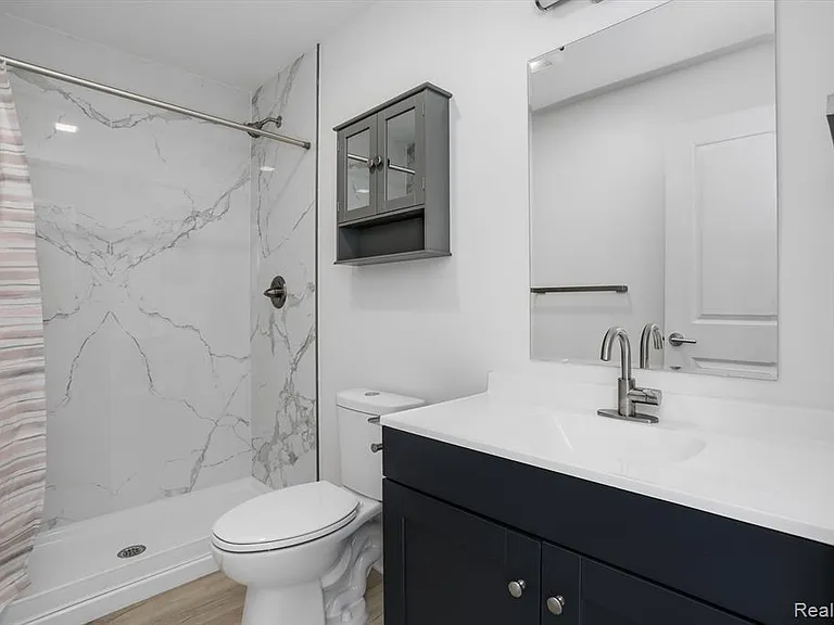 799 E Grand Blvd #4 — Photo 6