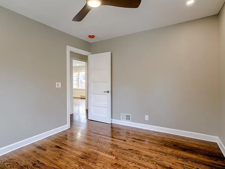 1106 N 49th Ave — Photo 14