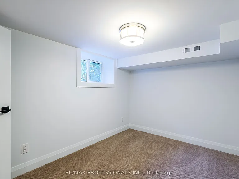 546 Beresford Ave — Photo 19