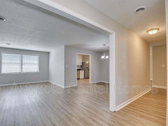 4th image of 134 Holiday Dr
