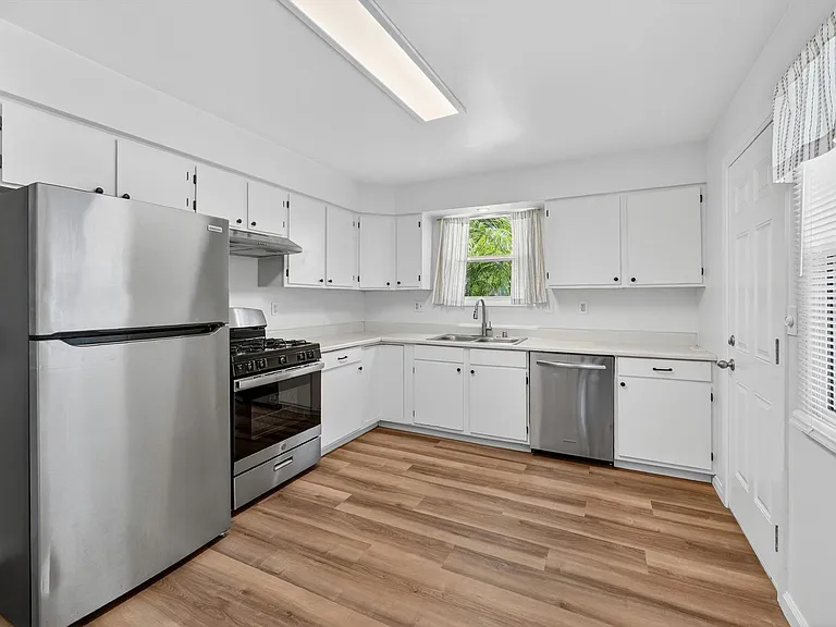 1737 Jacaranda Pl — Photo 9