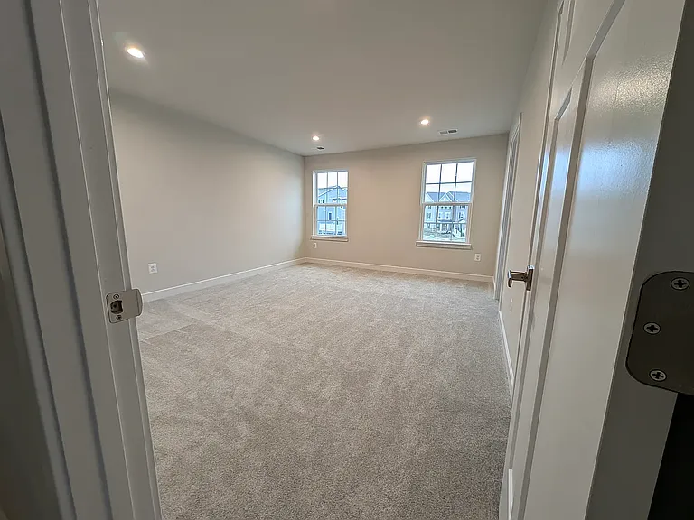 723 Kalmar Ln — Photo 10
