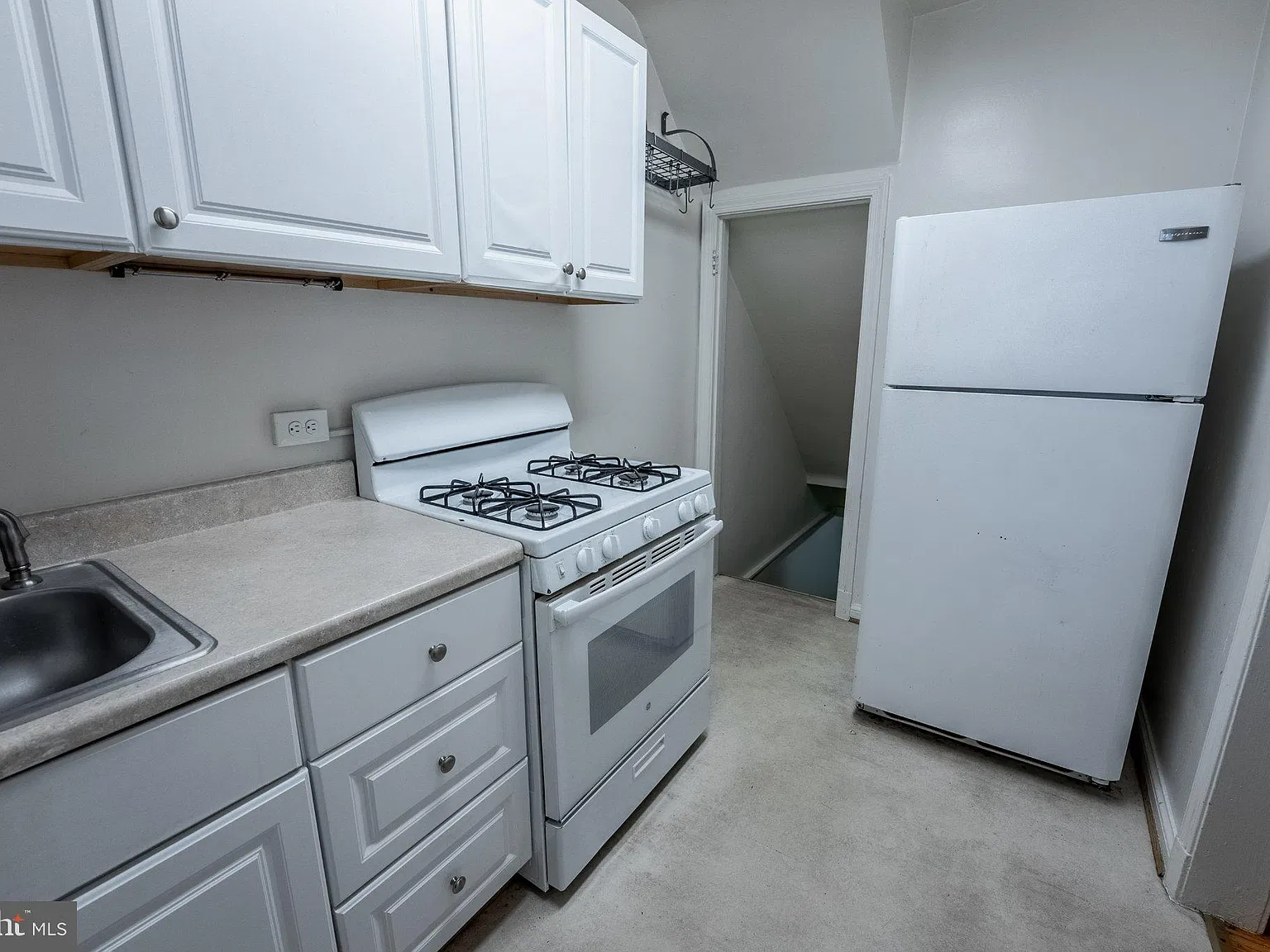3 bed, 1.0 bath, 1008 sqft, $2,900 — Photo 4