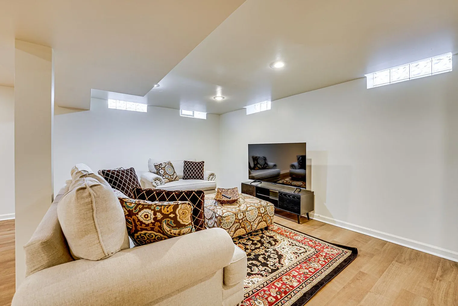 3 bed, 2.0 bath, 1291 sqft, $3,935 — Photo 4