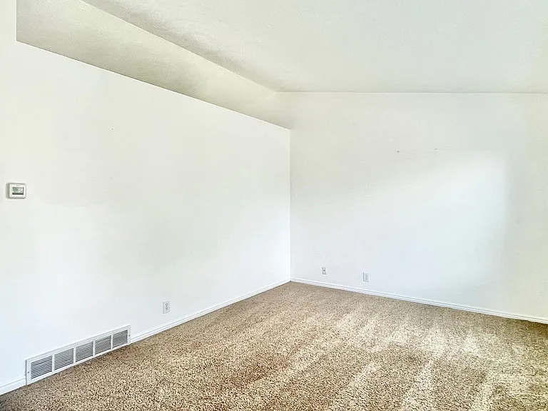 617 E Orangewood Ln — Photo 2