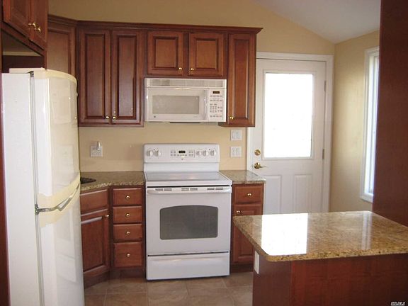 3rd image of 24 Court Dr