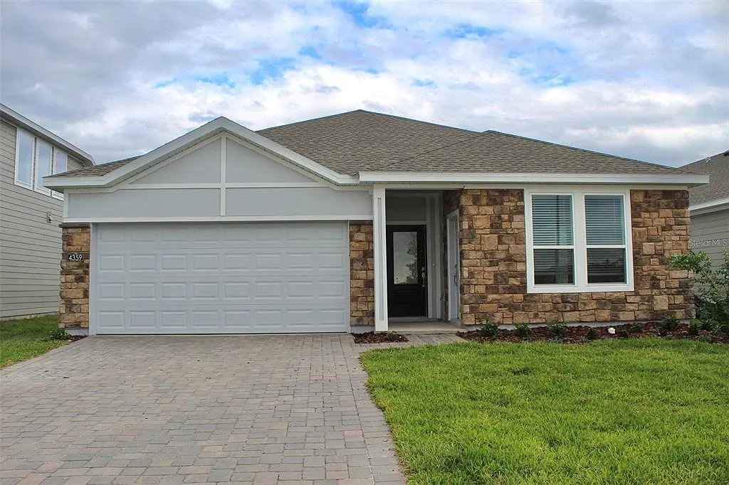 3 bed, 2.0 bath, 2366 sqft, $2,300 — Photo 1