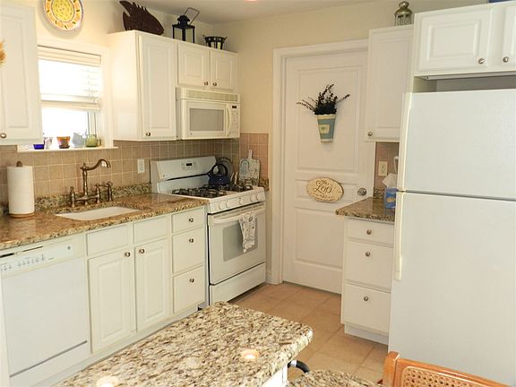5th image of 115 Wesley Ave