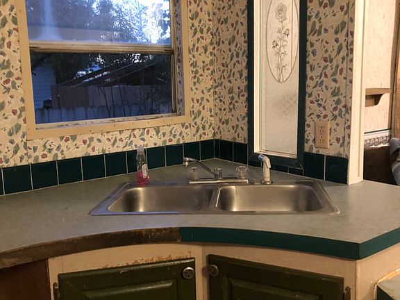 4th image of 3907 S Garden St