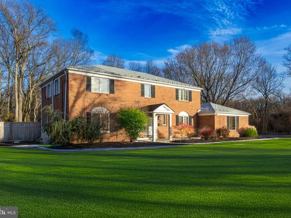 1405 Georgian Dr, Moorestown, NJ 08057