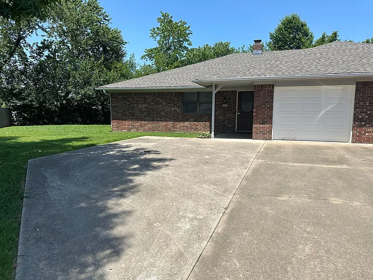 2708 McMillan Dr — Photo 1