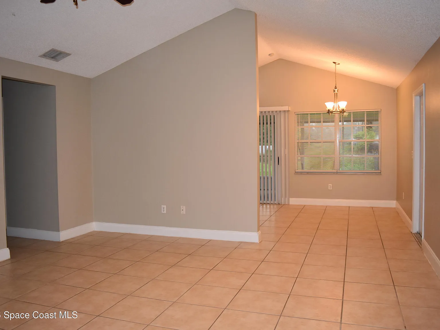 3 bed, 2.0 bath, 1064 sqft, $1,900 — Photo 4