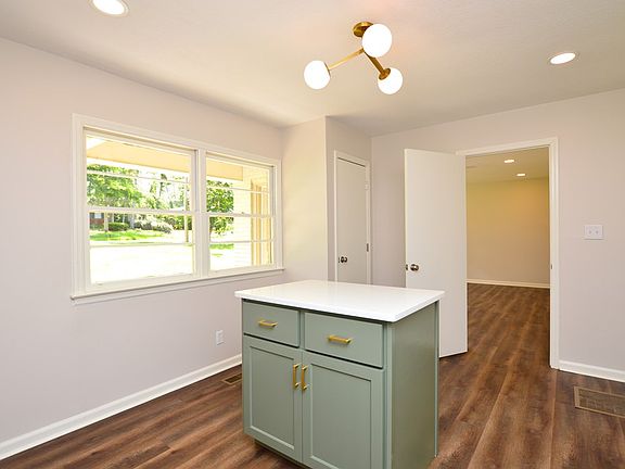 4th image of 2102 Park Ln