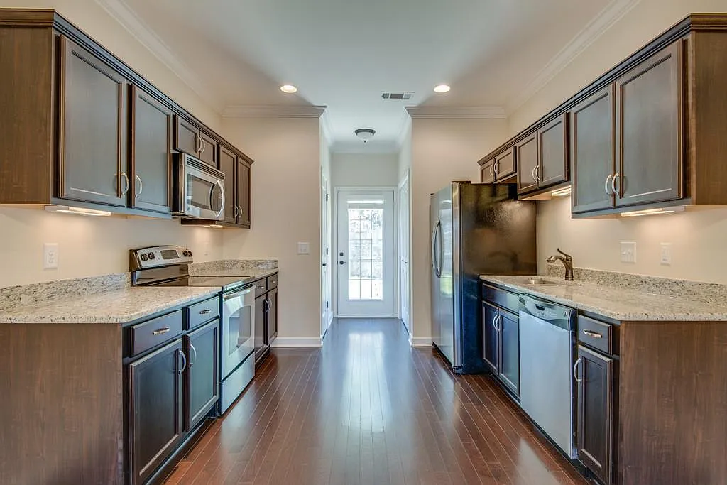 2 bed, 1036 sqft, $2,100 — Photo 4