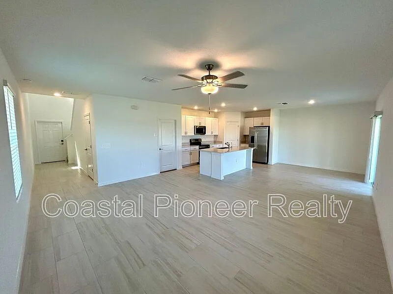 4 bed, 2.5 bath, 1870 sqft, $2,500 — Photo 4