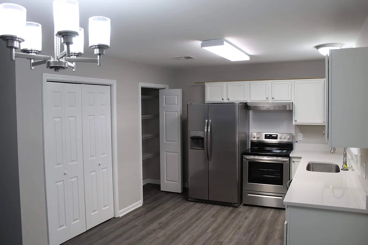 Big Open Kitchen - 3321 Niagara Dr #B