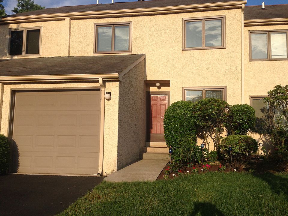 2nd image of 520 Summit Ct