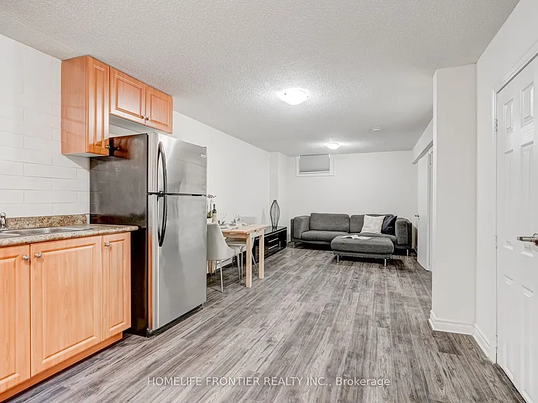 29 Madsen Cres #BASEMENT — Photo 2