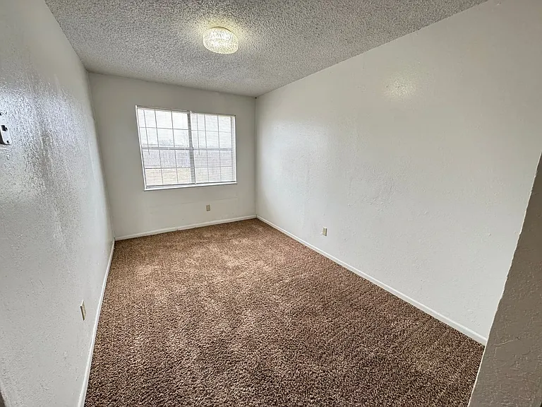 1006 Eastside Dr — Photo 5