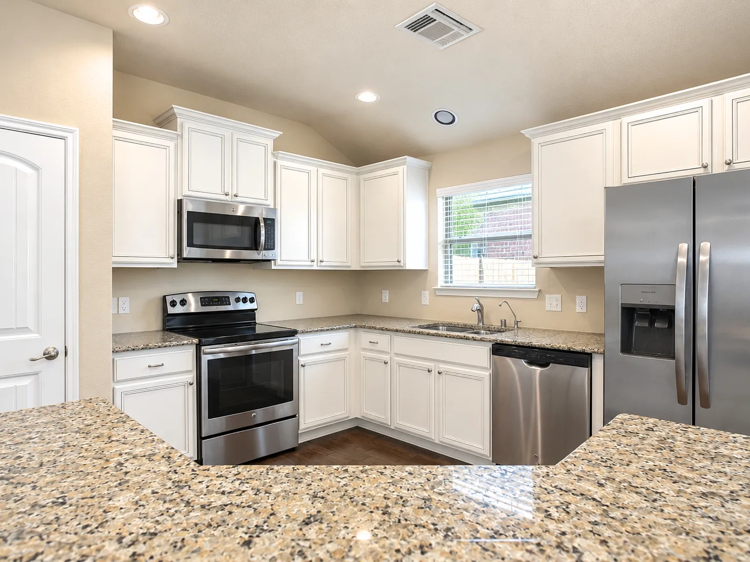3 bed, 1672 sqft, $2,000 — Photo 4