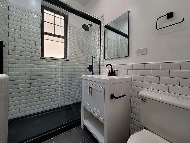 1623 W Belmont — Photo 17