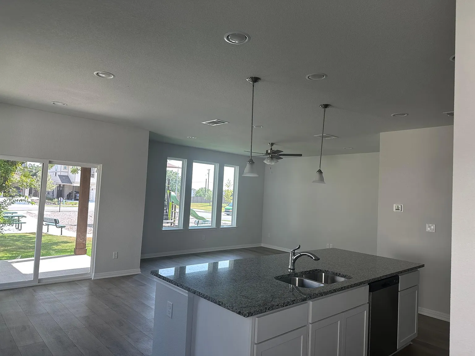 3 bed, 2.5 bath, 1602 sqft, $2,000 — Photo 4