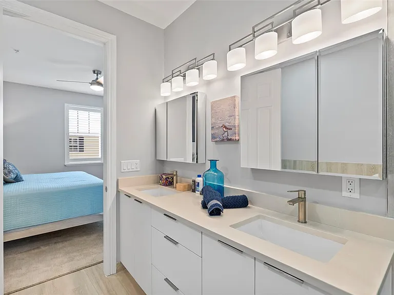 2241 NE 9th Ave — Photo 23