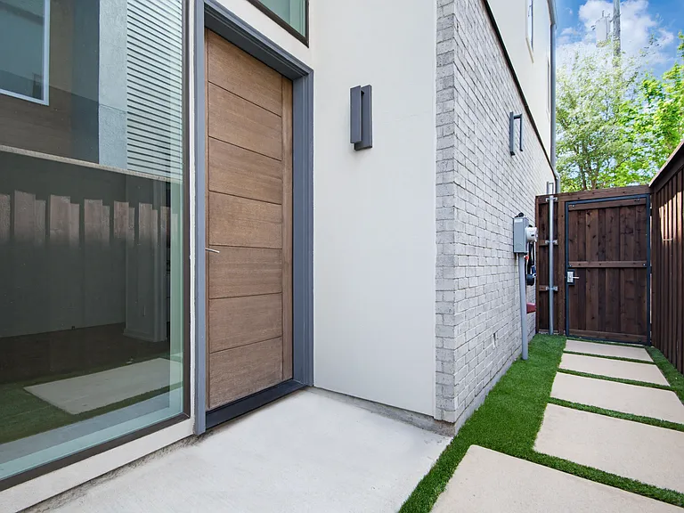 4719 Belmont Ave — Photo 2