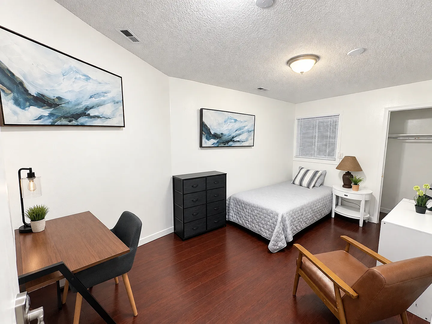 Great budget guy room downtown - affordable — Photo 2
