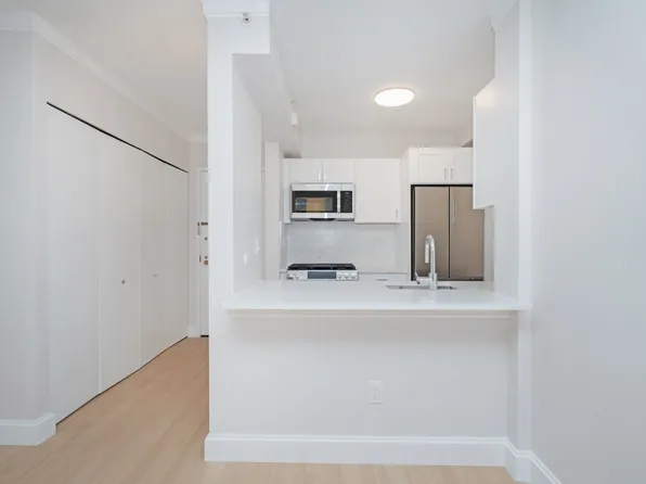 140 Riverside Boulevard image 5 of 26