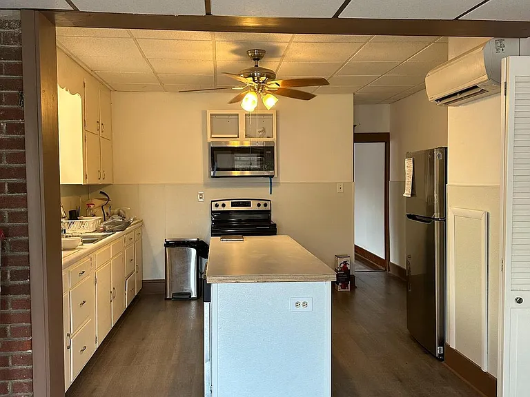 239 N Stratton St — Photo 11