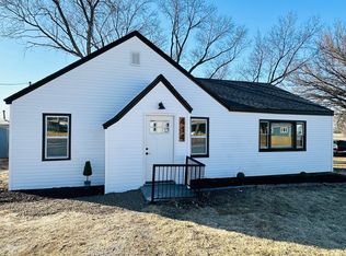 414 S Chautauqua Ave, Oakland, IA 51560