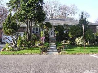 29 Washburn St, Lake Grove, NY 11755