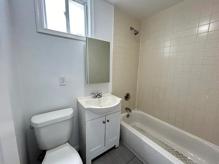 219 Highland Pl #1R — Photo 9