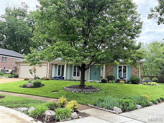 3rd image of 8 Sweet Meadows Ln