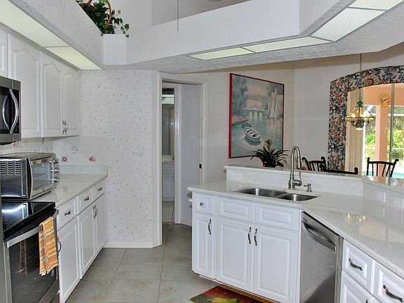 5th image of 610 Rotonda Cir