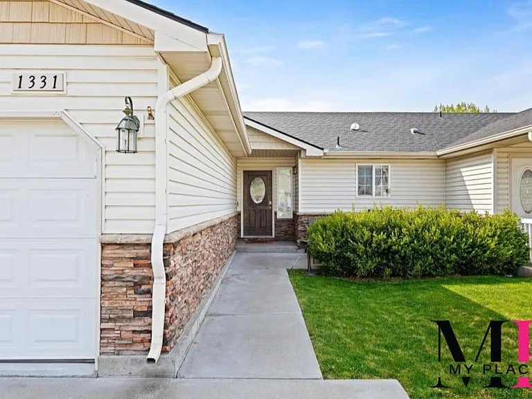 1331 NE Brenda Dr — Photo 1