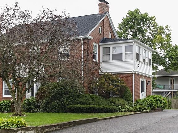 3rd image of 27 Saint Joseph Ave
