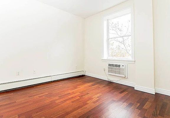 4th image of 1030 Jackson Ave APT 4A