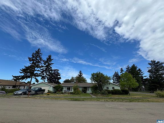4th image of 402G W Maple St